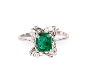 Pierścionek w białym złocie ze szmaragdem i 10 diamentami