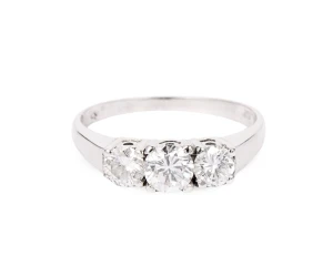 Pierścionek z trzema brylantami, ok. 0,90 karata