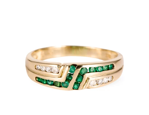 Pierścionek w formie obrączki ze szmaragdami oraz diamentami