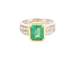Pierścionek ze szmaragdem ok. 2,5 ct i diamentami ok. 0,20 ct
