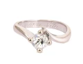 Pierścionek w typie mijanki, z diamentem ok. 0,51 ct
