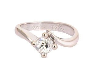 Pierścionek w typie mijanki, z diamentem ok. 0,51 ct