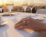 Platynowy pierścionek z diamentem ok. 1,15ct  i szmaragdami