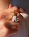 Opal w złotej zawieszce