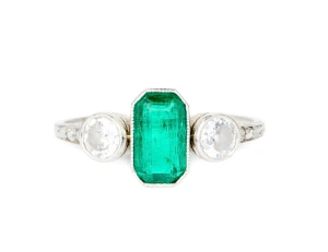 Platynowy pierścionek ze szmaragdem ok. 0,85 ct i diamentami
