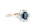 Pierścionek z szafirem ok. 0,60 ct i diamentami