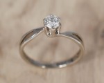 Pierścionek z białego złota, z brylantem 0,42ct