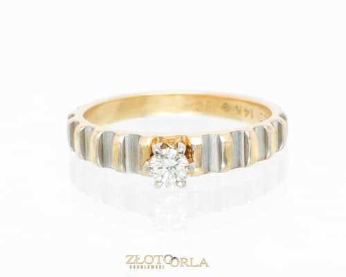 Pierścionek z żółtego i białego złota z wysoko oprawionym diamentem 28886