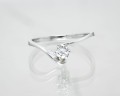 Pierścionek z białego złota z diamentem 05942