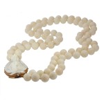 Naszyjnik z białym koralem antycznym XIX w.