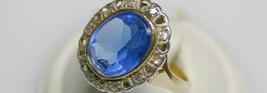 pierścionek z szafirem
