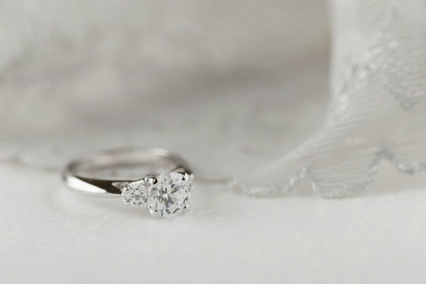 Pierścionki zaręczynowe: klasyka czy nowoczesność?